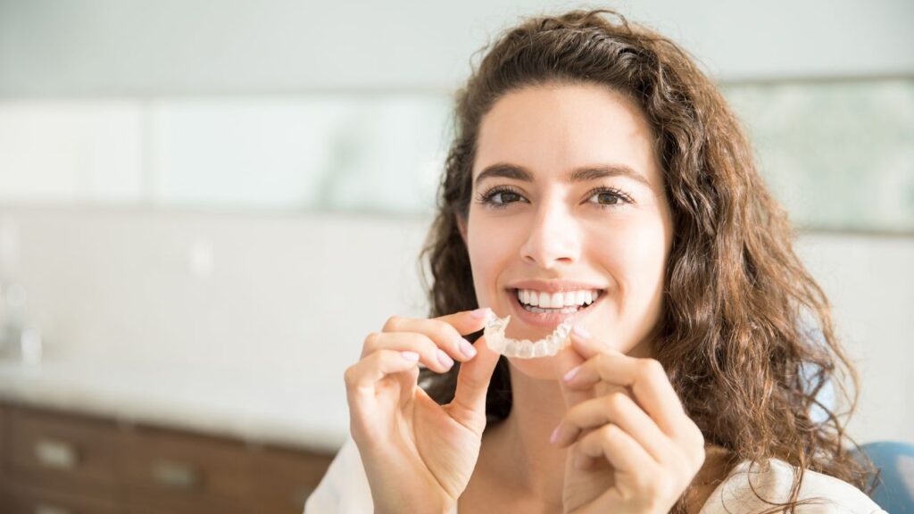 Cómo mantener tu sonrisa después de la ortodoncia: retenedores y hábitos clave 2 retenedores cuidados post tratamiento 1 | Echeverría & Del Valle